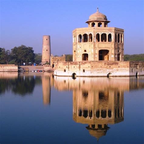 Hiran Minar – Location, History, Structure, and Other Details – Startup ...