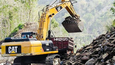 BIG Digger Excavator Digging Loading Dirt On Road Construction - YouTube