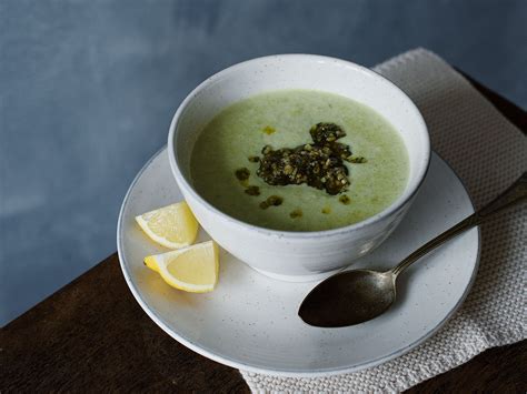 Romanesco soup with walnut-mint pesto | Recipe | Kitchen Stories