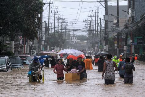 In photos: Typhoon Vamco hits Philippines' capital Manila | Daily Sabah