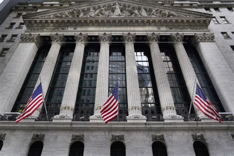 Stocks sink again on Wall Street; Dow drops 680 points - The Columbian