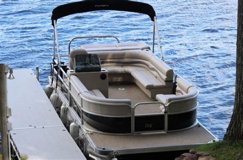 Why Choose a Tritoon Pontoon Boat? - Living In This Season