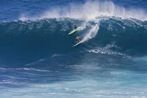 Women break glass ceiling in surf competition - CBS News