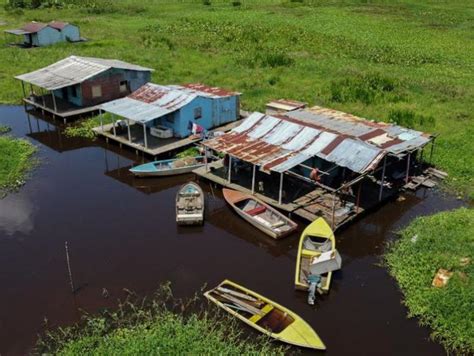 El idílico pueblo flotante de Venezuela que se ahoga entre el lodo ...