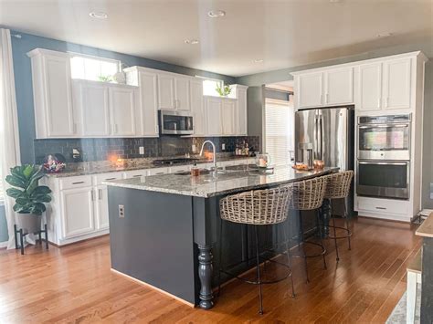 Two-toned kitchen cabinets | Two toned kitchen cabinets, Two tone ...