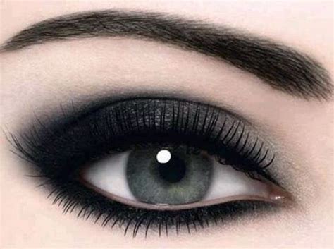 How to do Black Eye Makeup? | Styles At Life