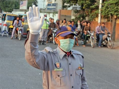 Karachi Traffic Police Gets New Uniforms - PakWheels Blog