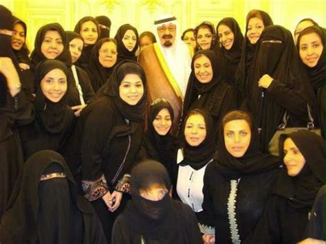 Photo of late Saudi King Abdullah and his thirty wives