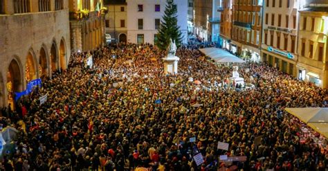 Thousands march against far-right League party in Italy | Daily Sabah