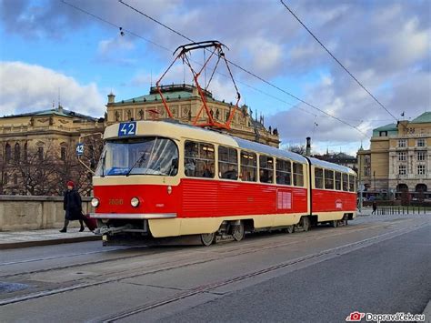 Pražský dopravní podnik představil renovovanou tramvaj Tatra K2 původem ...