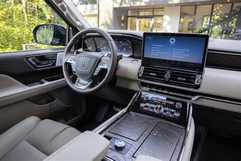 2022 Lincoln Navigator Debuts With New Tech, Fresh Appearance