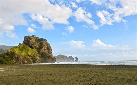 best day trips from Auckland Piha beach - GETTING STAMPED