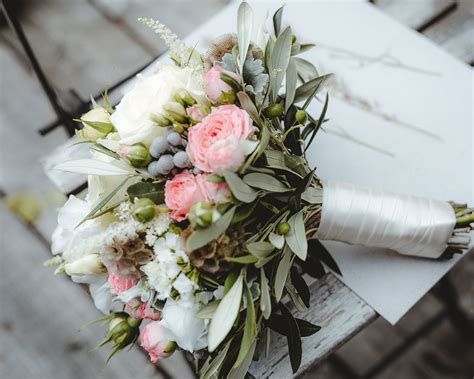 An Easy DIY White Rose And Pine Winter Centerpiece Sanctuary Home Decor ...