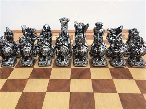 Lord of the Rings Chess Set - LOTR Themed Chess Pieces in Gold and ...