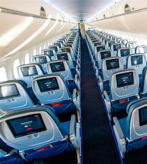 Is Delta a Good Airline? [After 30 Years, 9 Pros and 3 Cons]