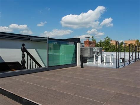 Flat roof top terrace access achieved using box rooflight | glassonweb.com