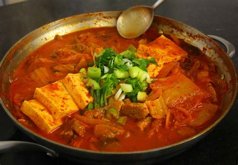 Kimchi stew (Kimchi-jjigae) recipe - Maangchi.com