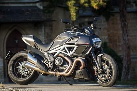 Ducati Diavel 1200 Carbon: Donnergrollen bei Sonnenschein! – autofilou