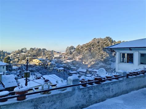 Tourists enjoy snowfall in Mussoorie | Garhwal Post