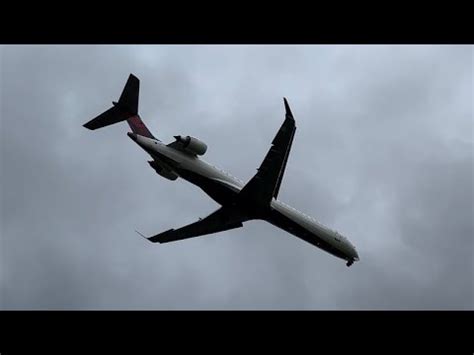 Delta CRJ-900 landing Runway 28R at Pittsburgh International Airport ...