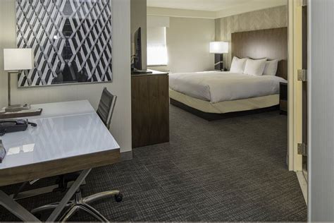 DoubleTree by Hilton Hotel & Suites Pittsburgh Downtown (AU$237) - 2024 ...