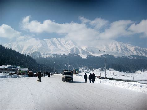 A Kashmiri Photo Story (5) - Getting to Gulmarg - The Travelling Squid