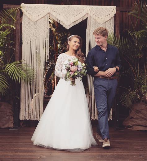 Bindi Irwin Wedding : Bindi Irwin S Powerful Message About Her Fast ...