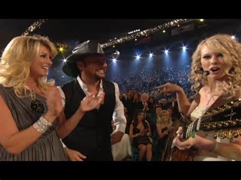 Taylor Swift Throws It Back To Her Country Music Debut On Opening Night ...