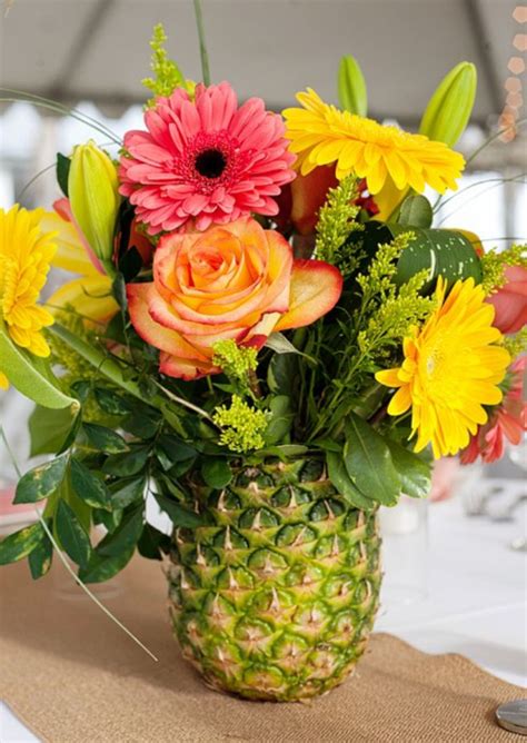 Pine apple and flowers | Wedding decor, Festa, Festa moana