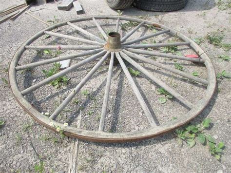 48" Wooden wagon wheel from the 1800s, good - Albrecht Auction Service