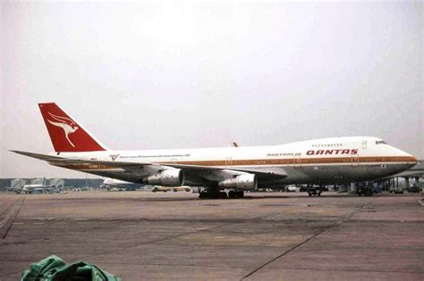 John Travolta Comes to Seattle to Celebrate Qantas’ Retro 737 Livery ...