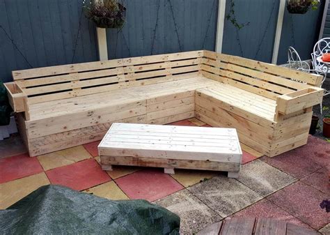 Pallet Corner Sofa and Table Set | 101 Pallets