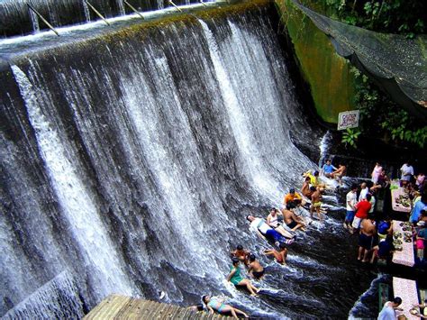 Interior house and design: Villa Escudero with the Waterfalls Restaurant