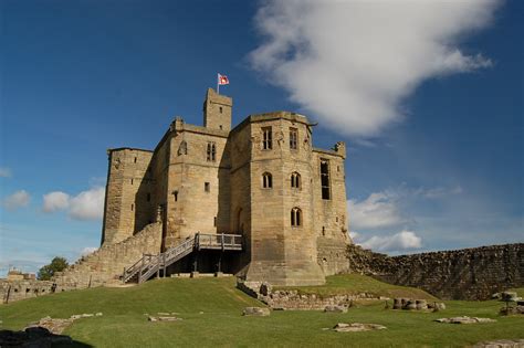 File:Warkworth Castle's keep, 2007.jpg - Wikimedia Commons