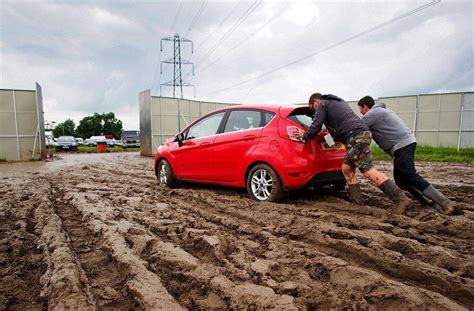 22 Hilarious Pictures Of Cars Stuck In Mud