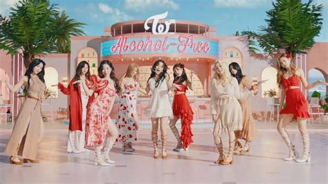 TWICE faz comeback em clima de verão com o MV de "Alcohol-Free"