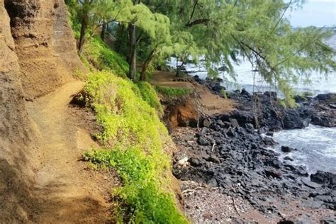 Where to see red sand beach in Maui Hawaii: Hike to hidden Kaihalulu ...