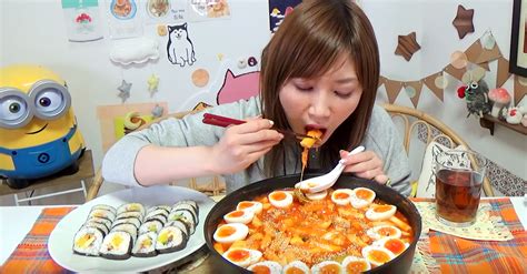 Inside Korea's Newest Food Craze: Mukbang | 22 Words