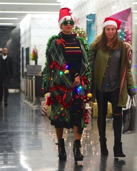 Beyoncé’s Christmas-Themed Getup Beats Your Ugly Holiday Sweater | HuffPost