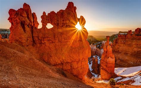 Red rocks mountains, sun rays, Bryce Canyon National Park, USA ...