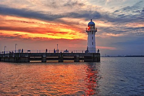 Raffles Marina Lighthouse | Sunset at Raffles Marina Lightho… | Flickr