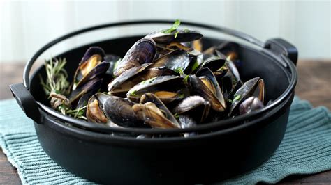 Moules marinière with cream, garlic and parsley | Recipe Cart