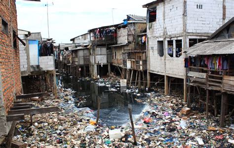 Jakarta Slums Next to Skyscraper | Indonesia - Java | Pinterest | Slums ...