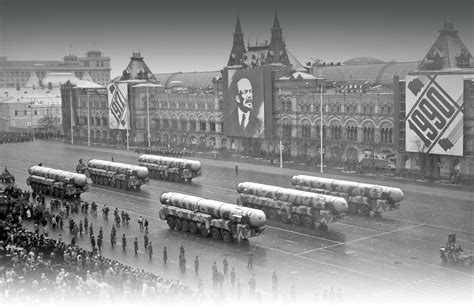 THE SOVIET ARMY ON PARADE 1946-1991 | Canfora Publishing