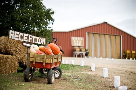 Flowers 'a la Carte: Rustic Barn Wedding