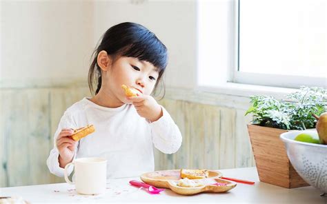 6 Tips Ajarkan Anak Makan Sendiri