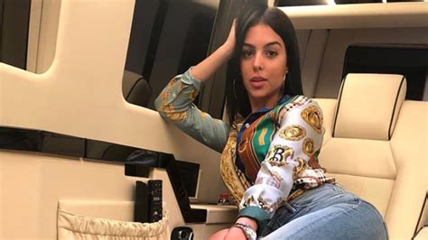 Georgina Rodriguez Instagram, tutina rosa e davanzale esagerato mentre ...