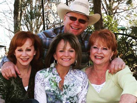 Reba McEntire's 3 Siblings: All About Susie, Pake and Alice