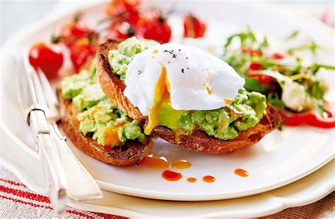 Healthy and Vegetarian: Poached Eggs with Smashed Avocado & Tomatoes