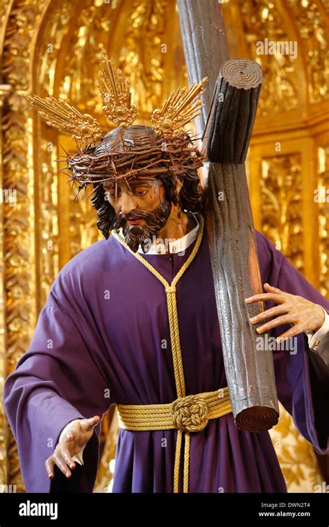 Jesus carrying cross hi-res stock photography and images - Alamy